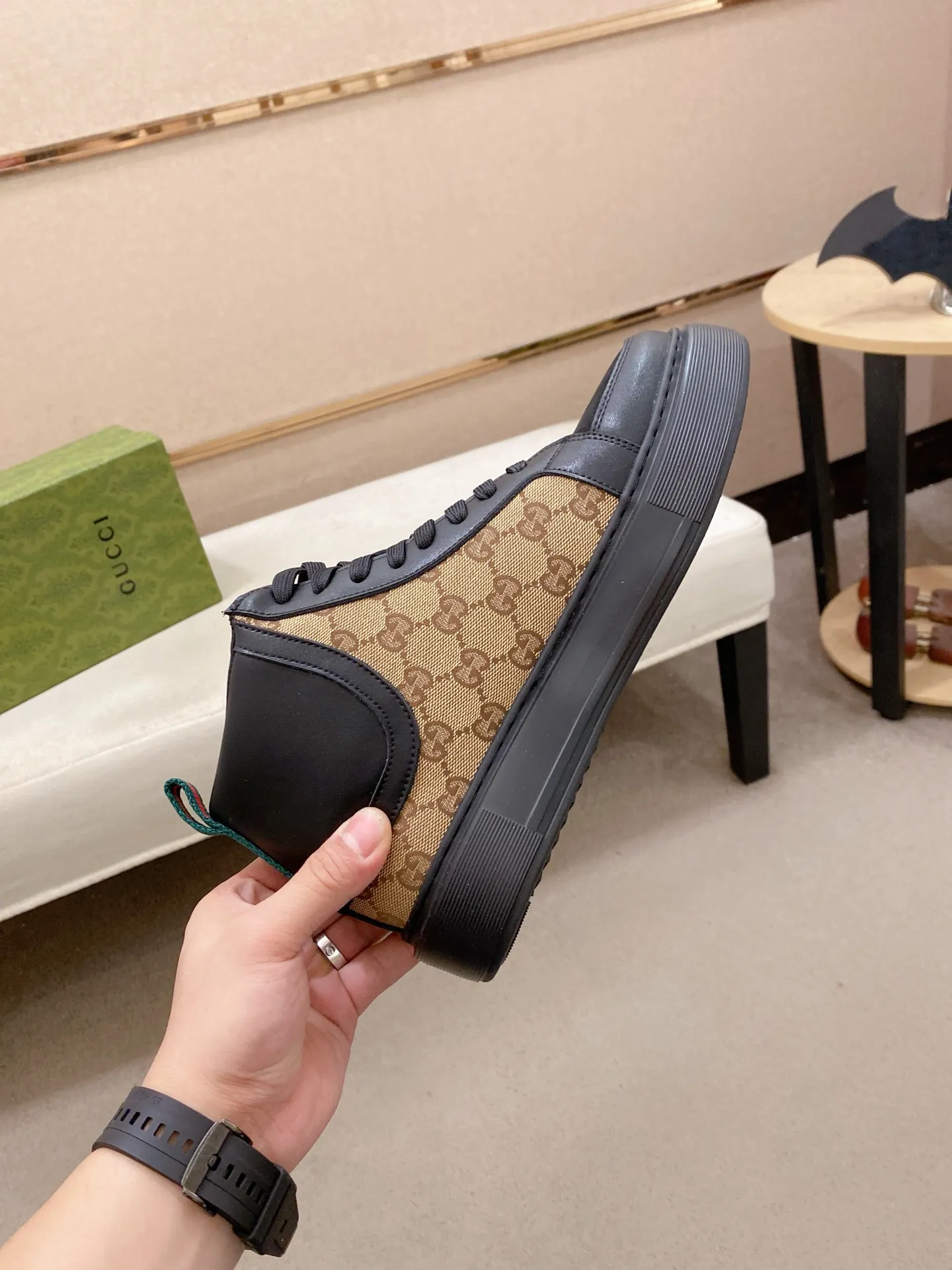 Factory price: 442💰 (GUCCI) The latest model from the official website🎁🎁Casual and fashionable men's shoes👟, hot style💥The style is simple and elegant, exclusive for trendy men. Unique official website's latest brand elements👑original Gucci decoration, fashionable and generous, the fabric is original cowhide ✅sheepskin lining, the official website specifies wear-resistant casual outsole, the classic model is taken in kind at the counter🎬38-44 (can be customized for 45 non-refundable)